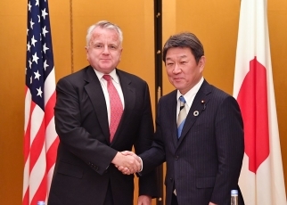 サリバン米国務副長官と握手する茂木外務大臣