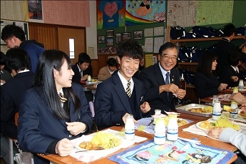 ネパール給食を楽しむ中学生(長野県駒ヶ根市)の様子