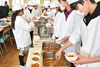 ギザド・デ・ポーヨを配膳する生徒(埼玉県加須市)の様子