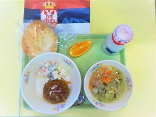 セルビア給食(山口県防府市)の様子