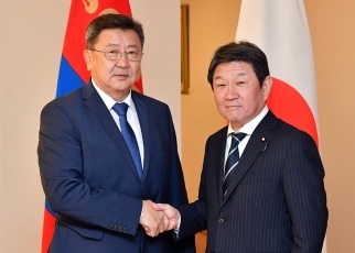 (写真1)握手する茂木外務大臣とエンフボルド・モンゴル国防大臣