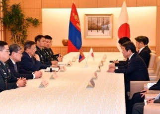 (写真2)茂木外務大臣とエンフボルド・モンゴル国防大臣との会談の様子