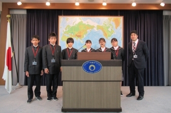 (写真1)中野区立南中野中学校の皆さん(記者会見室)