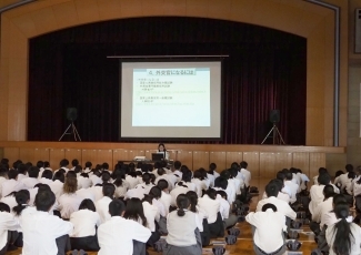 (写真1)高校講座の様子(香川県立三木高等学校)