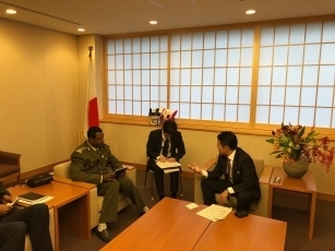 デリバ・エチオピア国防省平和維持センター長による中谷外務大臣政務官表敬(会談)