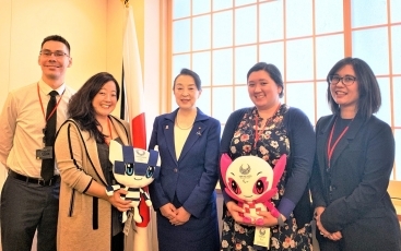 令和元年度「在加日系人リーダー招へい」プログラム参加者一行による尾身外務大臣政務官表敬10
