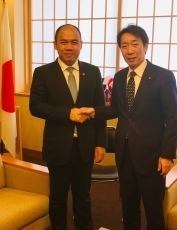 中山大臣政務官とクンASEAN事務次長との会談1