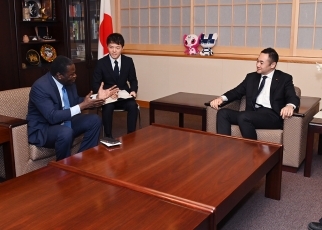バジョボ駐日ブルキナファソ大使による鈴木外務副大臣表敬2
