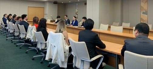Juntos!!中南米対日理解促進交流プログラム「南米グループ」被招へい者による尾身外務大臣政務官表敬2