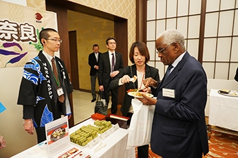 (写真5)奈良県の食品PRブースの様子