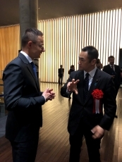 (写真2)懇談する鈴木副大臣