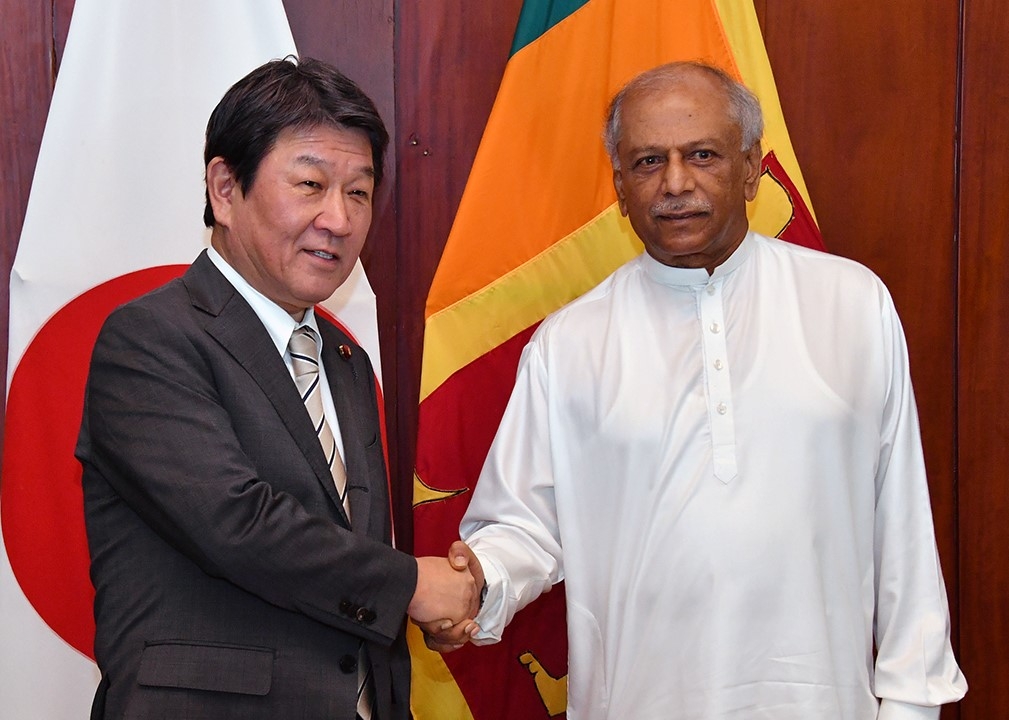 握手を交わす茂木大臣とディネーシュ・グナワルダナ外務大臣
