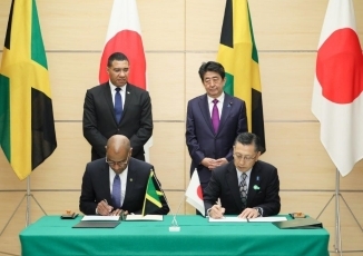 （写真7）署名式に立ち会う両首脳（写真提供：内閣広報室）