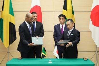 （写真8）署名式に立ち会う両首脳（写真提供：内閣広報室）