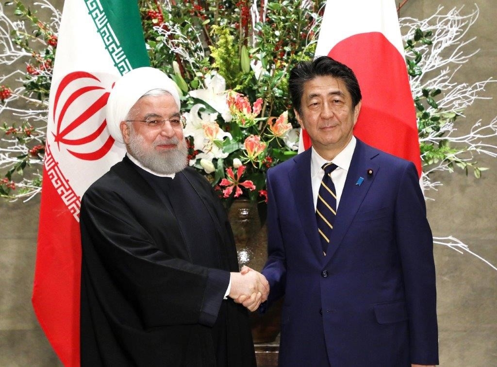 握手を交わす両首脳