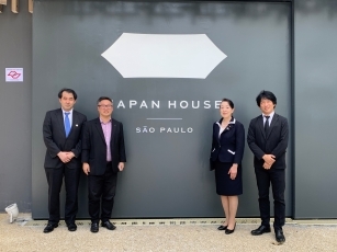 JAPAN HOUSEのロゴの前で撮影している様子