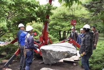 (写真1)新たな石を据えていく