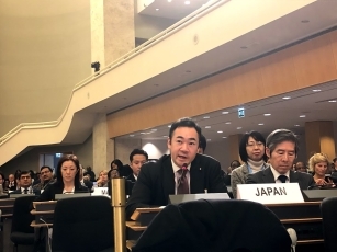 (写真)全体会合でスピーチする鈴木副大臣