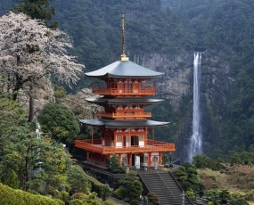 (写真2)神として崇拝され,日本屈指の高さを誇る那智の滝と青岸渡寺