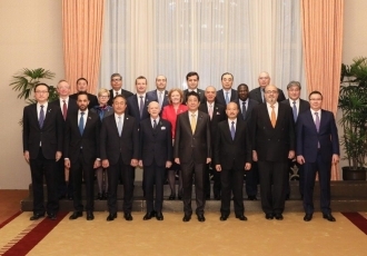 (写真1)記念撮影に臨む安倍総理大臣(写真提供:内閣広報室)