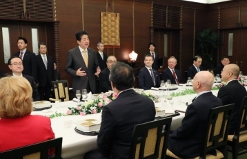 （写真2）挨拶する安倍総理大臣1