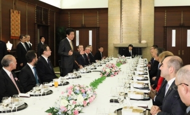 （写真3）挨拶する安倍総理大臣2