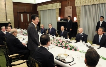 （写真4）挨拶する安倍総理大臣3