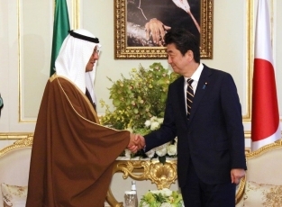 (写真1)アブドルアジーズ・エネルギー大臣による表敬(写真提供:内閣広報室)