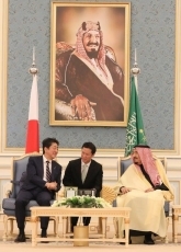 （写真5）サルマン国王と懇談する安倍総理大臣（写真提供：内閣広報室）