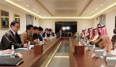 （写真6）ムハンマド皇太子殿下と会談を行う安倍総理大臣（写真提供：内閣広報室）