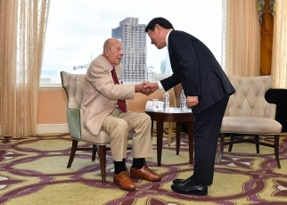 茂木外務大臣とシュルツ元米国務長官との懇談2