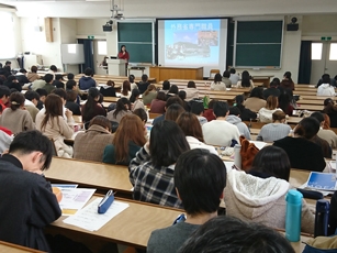 (写真1)外交講座の様子(鹿児島大学)