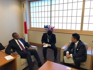 カマウ・ケニア外務次官による中谷外務大臣政務官の表敬訪問2