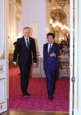 (写真1)安倍総理大臣とナウセーダ・リトアニア大統領との会談(写真提供:内閣広報室)
