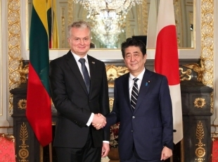 (写真2)安倍総理大臣とナウセーダ・リトアニア大統領との会談(写真提供:内閣広報室)