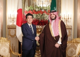 安倍総理大臣とトルキー サウジアラビア王国国務大臣の会談 外務省