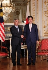 (写真1)安倍総理大臣とアブドゥラ・マレーシア国王との会談