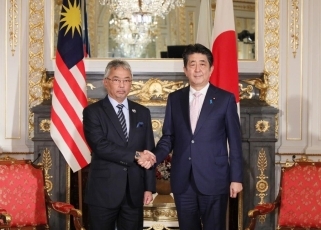(写真2)安倍総理大臣とアブドゥラ・マレーシア国王との会談