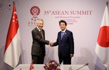 (写真1)日・シンガポール首脳会談の様子1