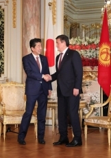 (写真1)安倍総理大臣とジェエンベコフ・キルギス共和国大統領との会談(写真提供:内閣広報室)1
