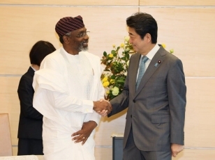 (写真1)表敬を受ける安倍総理大臣の様子1