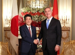 (写真2)安倍総理大臣とジュカノビッチ・モンテネグロ大統領との会談(写真提供:内閣広報室)2
