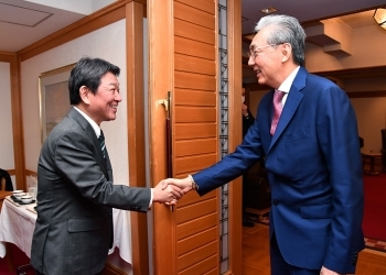 茂木外務大臣とソムキット・タイ王国副首相との会談1