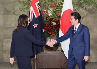 (写真1)アーデーン首相を迎える安倍総理大臣(写真提供:内閣広報室)1
