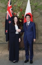 (写真2)アーデーン首相を迎える安倍総理大臣(写真提供:内閣広報室)2