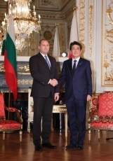 (写真1)安倍総理大臣とラデフ・ブルガリア大統領との会談(写真提供:内閣広報室)