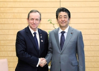 表敬を受ける安倍総理大臣<br>(写真提供:内閣広報室)