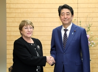 (写真1)表敬を受ける安倍総理大臣(写真提供:内閣広報室)