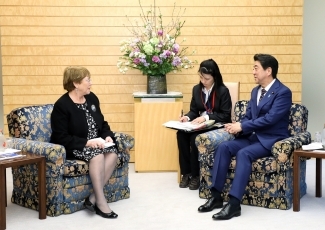 (写真2)表敬を受ける安倍総理大臣(写真提供:内閣広報室)