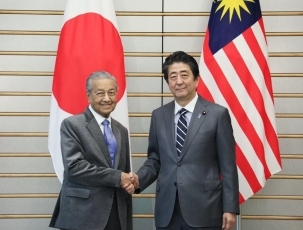 (写真2)握手を交わす両首脳